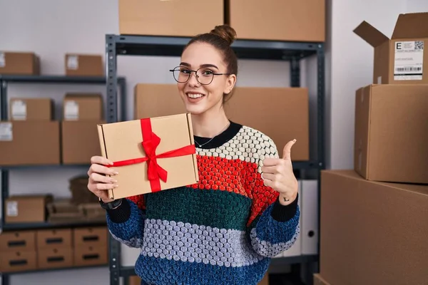 Jeune Fille Hispanique Travaillant Petite Entreprise Ecommerce Tenant Boîte Sourire — Photo