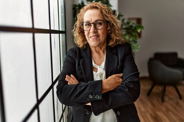 Mujer Negocios Caucásica Mediana Edad Sonriendo Feliz Pie Con Los —  Fotos de Stock