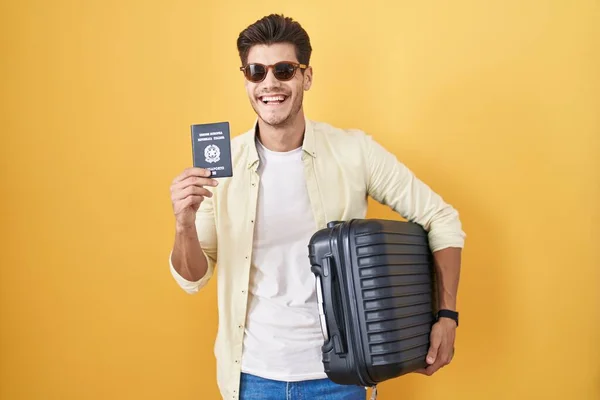 Spanyol Asıllı Genç Adam Elinde Bavuluyla Yaz Tatiline Çıkıyor Elinde — Stok fotoğraf