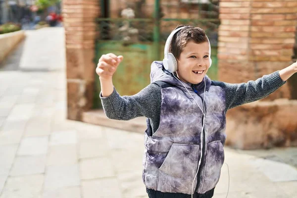 Biondo Bambino Sorridente Fiducioso Ascoltare Musica Ballare Strada — Foto Stock