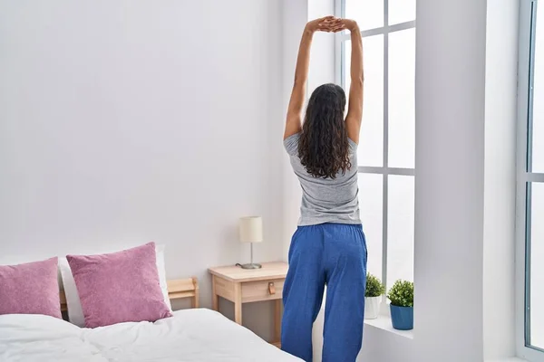 Молодая Африканская Американка Протягивающая Руки Стоящая Спальне — стоковое фото