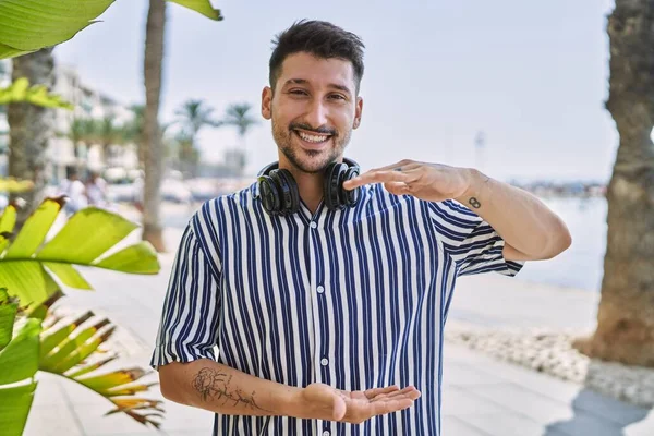 Ung Stilig Man Lyssnar Musik Med Hörlurar Utomhus Gester Med — Stockfoto