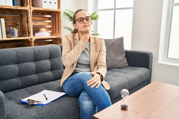 Young Woman Working Consultation Office Touching Painful Neck Sore Throat — Fotografia de Stock