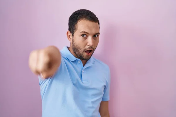 Hispanic Mann Steht Über Rosa Hintergrund Zeigt Mit Dem Finger — Stockfoto