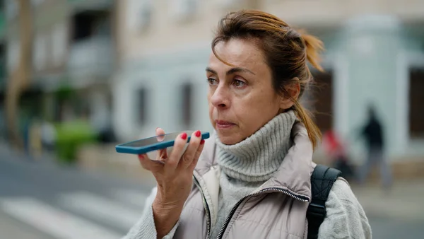Μεσαίωνας Ισπανίδα Γυναίκα Μιλάει Στο Smartphone Στο Δρόμο — Φωτογραφία Αρχείου