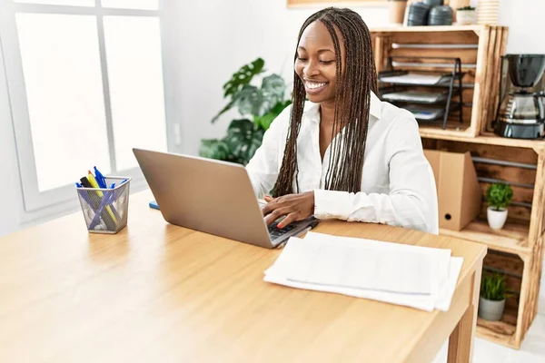 Junge Afrikanisch Amerikanische Geschäftsfrau Lächelt Glücklich Bei Der Arbeit Büro — Stockfoto