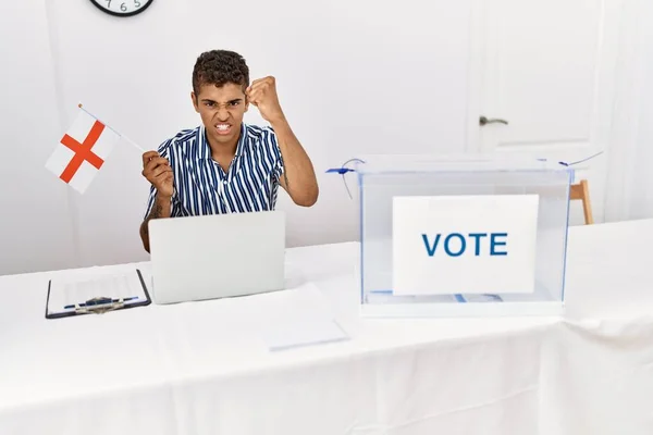 Junger Gut Aussehender Hispanischer Mann Bei Wahlkampfveranstaltung Mit Englandfahne Genervt — Stockfoto