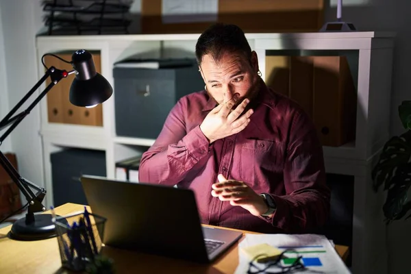 Size Hispanic Man Beard Working Office Night Smelling Something Stinky — Stock fotografie