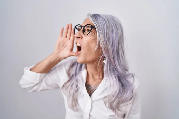 Mujer Mediana Edad Con Tatuajes Con Gafas Pie Sobre Fondo — Foto de Stock