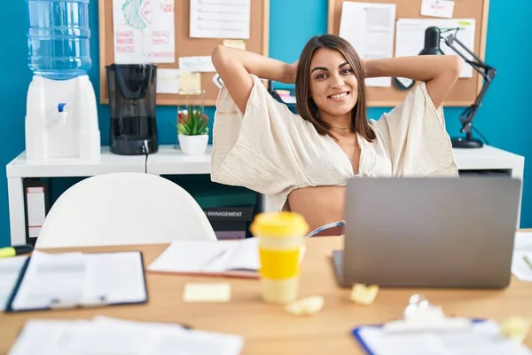 Young Beautiful Hispanic Woman Business Worker Relaxed Hands Head Office — Stockfoto