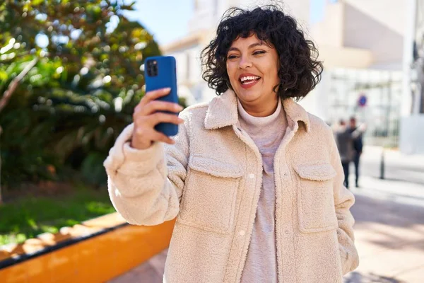 Young Beautiful Hispanic Woman Smiling Confident Having Video Call Park — ストック写真