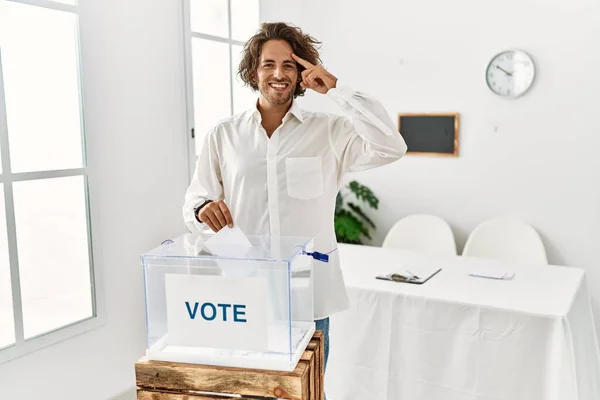 Junger Hispanischer Mann Bei Der Stimmabgabe Der Die Wahlurne Umhüllt — Stockfoto