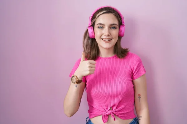 Mujer Rubia Caucásica Escuchando Música Usando Auriculares Sonriendo Feliz Positivo — Foto de Stock