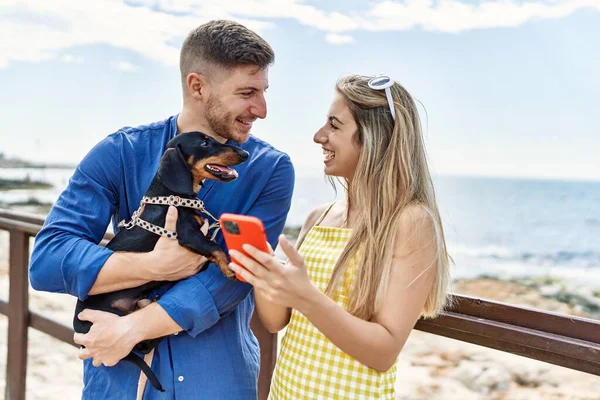 Jong Kaukasisch Paar Met Behulp Van Smartphone Staan Met Hond — Stockfoto