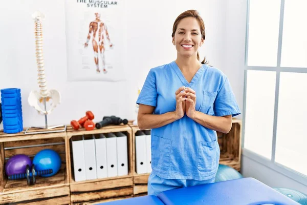 Hispánská Fyzioterapeutka Středního Věku Pracující Klinice Pro Zotavení Bolesti Ruce — Stock fotografie