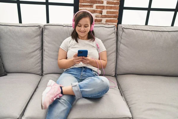Syndrome Woman Watching Video Smartphone Home — Foto Stock
