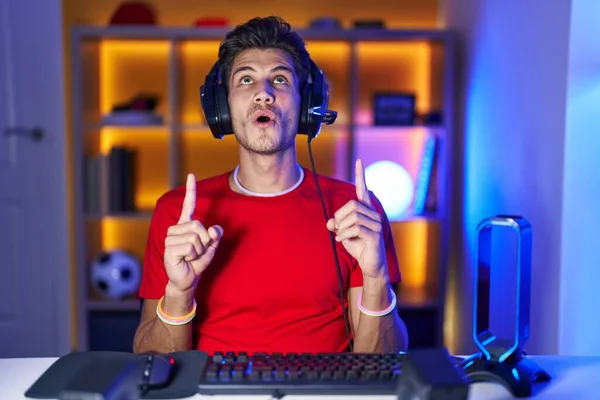 Genç Spanyol Adam Video Oyunları Oynuyor Şaşırmış Şaşırmış Parmaklarıyla Işaret — Stok fotoğraf