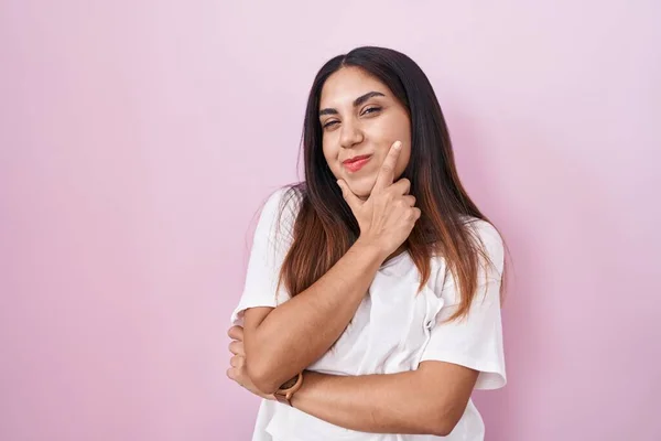 Young Arab Woman Standing Pink Background Looking Confident Camera Smiling — Zdjęcie stockowe