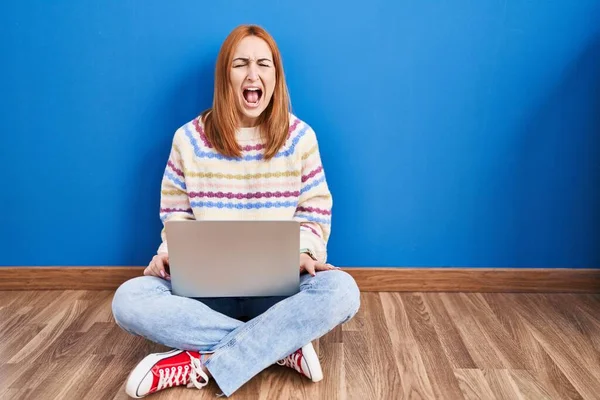 Junge Frau Mit Laptop Hause Auf Dem Boden Sitzend Wütend — Stockfoto