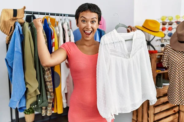 Young Hispanic Woman Short Hair Shopping Retail Boutique Screaming Proud — Stock Photo, Image