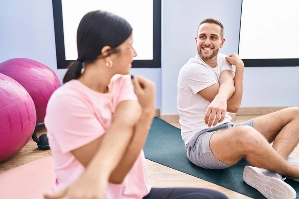 Man Woman Couple Smiling Confident Stretching Sport Center — Stockfoto