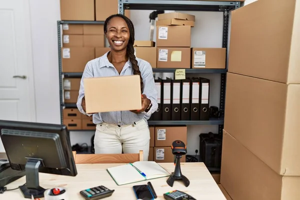 Femme Africaine Travaillant Petite Entreprise Ecommerce Tenant Boîte Clin Oeil — Photo