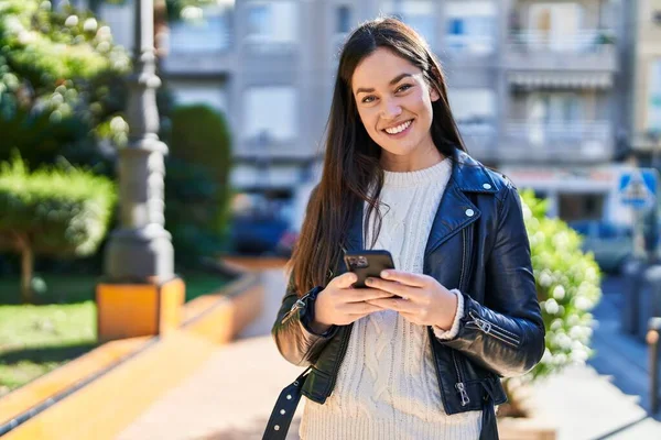Νεαρή Γυναίκα Χαμογελά Αυτοπεποίθηση Χρησιμοποιώντας Smartphone Στο Πάρκο — Φωτογραφία Αρχείου