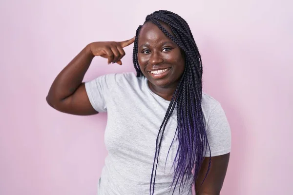 Mujer Africana Joven Pie Sobre Fondo Rosa Sonriendo Señalando Cabeza — Foto de Stock