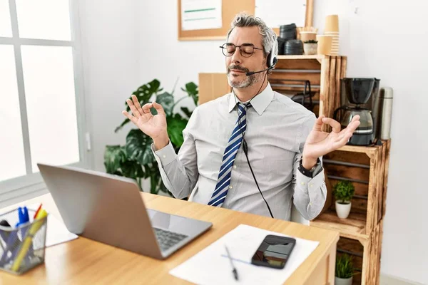 Homem Negócios Hispânico Meia Idade Trabalhando Escritório Usando Fone Ouvido — Fotografia de Stock