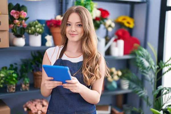 Joven Florista Sonriendo Confiada Usando Touchpad Floristería —  Fotos de Stock