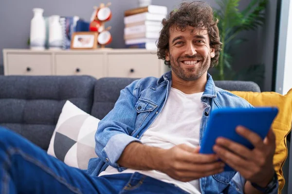 Jovem Hispânico Usando Touchpad Sentado Sofá Casa — Fotografia de Stock