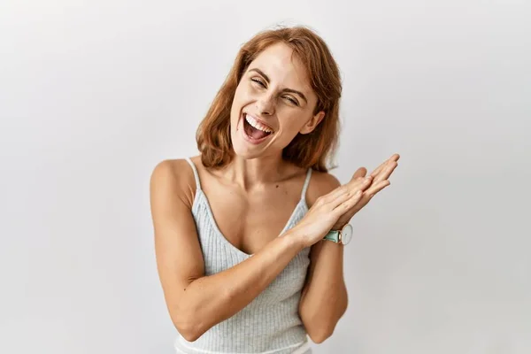 Hermosa Mujer Caucásica Pie Sobre Fondo Aislado Aplaudiendo Aplaudiendo Felices — Foto de Stock