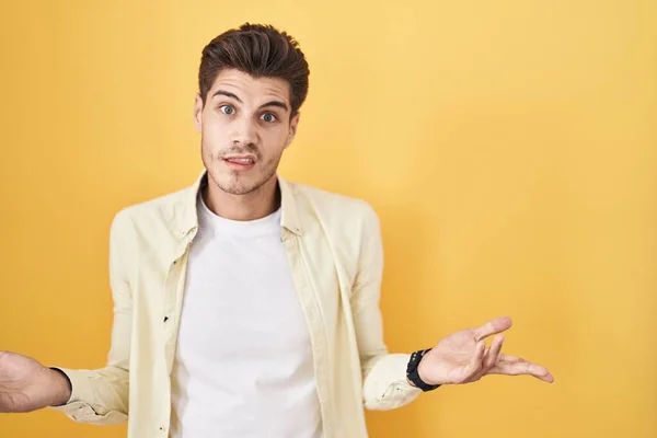 Jeune Homme Hispanique Debout Sur Fond Jaune Désemparé Confondu Avec — Photo