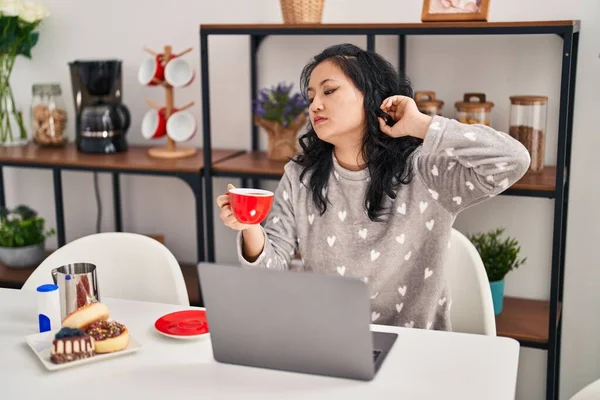 Young Chinese Woman Yawning Having Breakfast Working Home — Stock fotografie