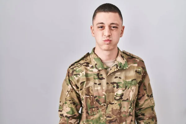 Молодой Человек Камуфляжной Армейской Униформе Пыхтит Щеками Смешным Лицом Рот — стоковое фото