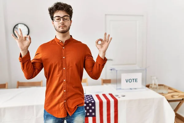 Hispanic Man Står Vid Valsalen Koppla Och Ler Med Slutna — Stockfoto