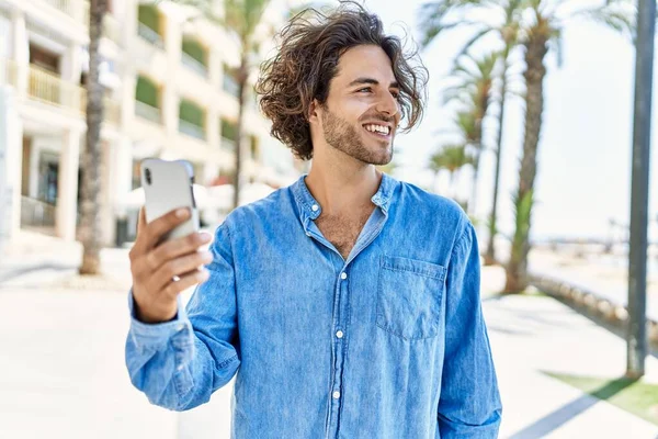 Ung Latinamerikansk Man Gör Selfie Vid Smartphone Promenader Gatan Staden — Stockfoto