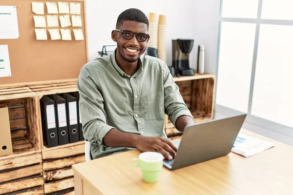 Young African American Man Smiling Confident Working Office — Φωτογραφία Αρχείου