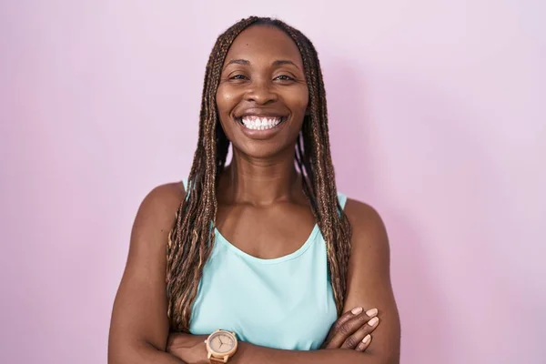 Африканская Американка Стоит Розовом Фоне Счастливое Лицо Улыбается Скрещенными Руками — стоковое фото
