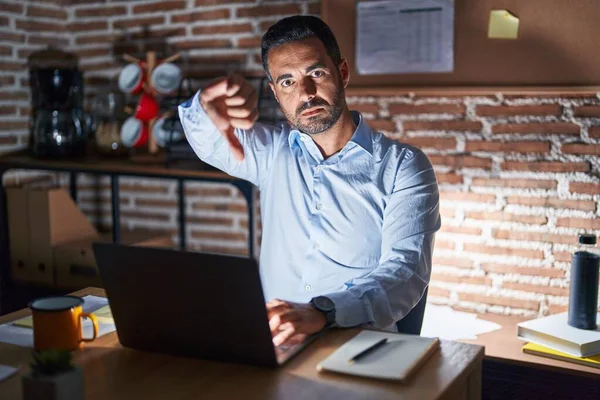 Hispanic Man Med Skägg Arbetar Kontoret Natten Ser Olycklig Och — Stockfoto