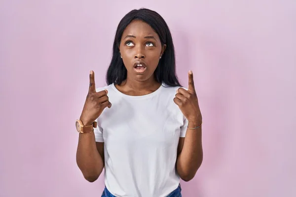 African Young Woman Wearing Casual White Shirt Amazed Surprised Looking — Fotografia de Stock