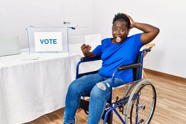 Młoda Afrykanka Siedząca Wózku Inwalidzkim Głosująca Urnie Wyborczej Szalona Przerażona — Zdjęcie stockowe