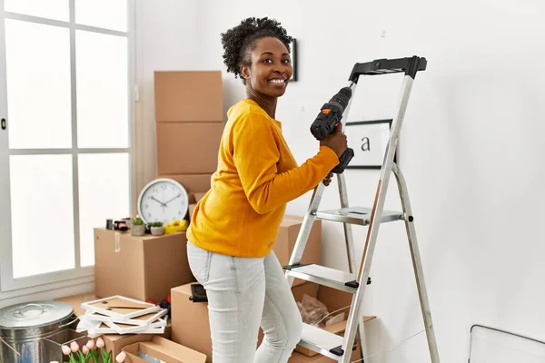 Afričanky Americká Žena Drží Vrták Stojící Žebříku Novém Domově — Stock fotografie