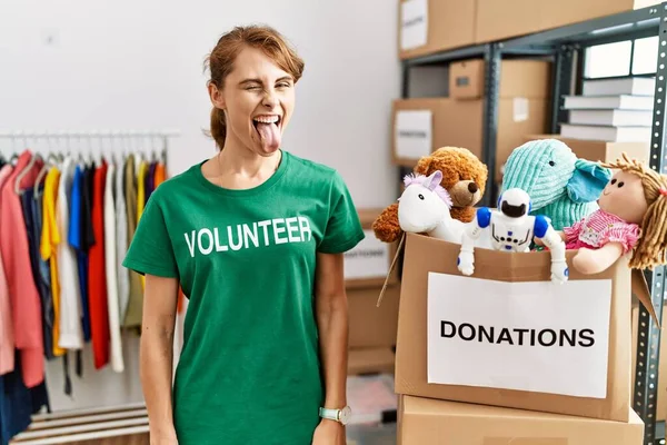 Mulher Caucasiana Bonita Vestindo Shirt Voluntária Doações Ficar Colando Língua — Fotografia de Stock