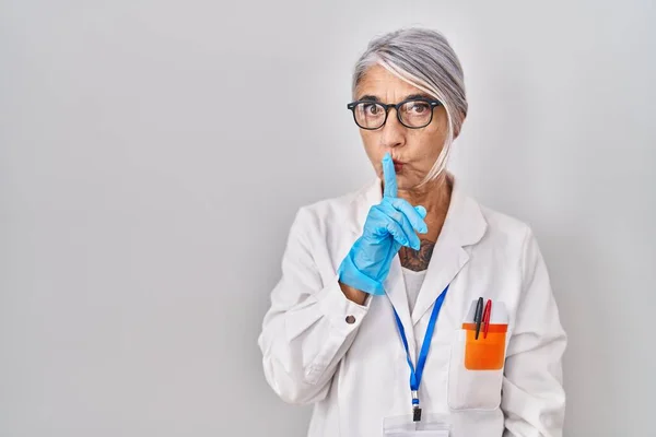 Donna Mezza Eta Con Capelli Grigi Vestita Scienziata Che Chiede — Foto Stock