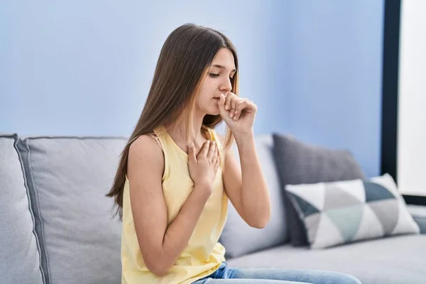 Liebenswertes Mädchen Hustet Hause Auf Sofa Sitzend — Stockfoto