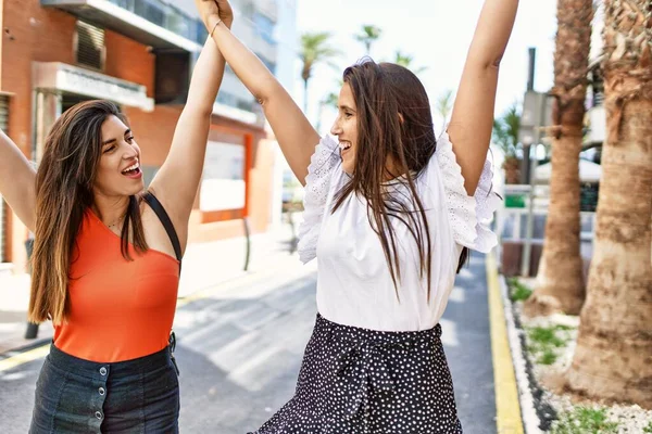Dos Chicas Latinas Sonriendo Felices Pie Con Las Manos Levantadas — Foto de Stock
