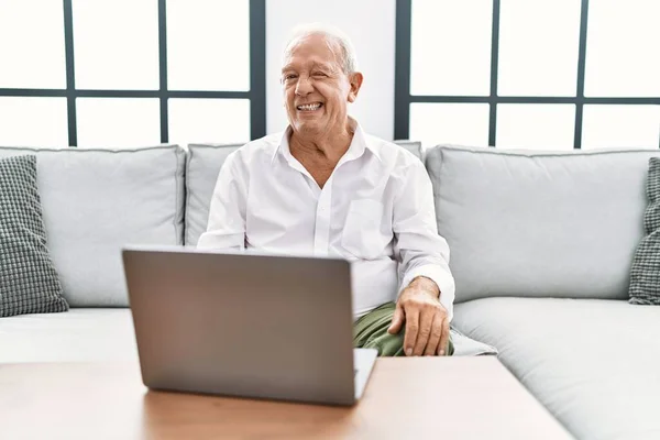 Senior Άνθρωπος Που Χρησιμοποιεί Φορητό Υπολογιστή Στο Σπίτι Κάθεται Στον — Φωτογραφία Αρχείου