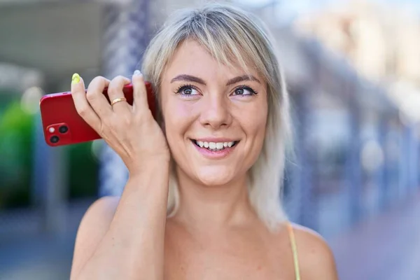 Mujer Rubia Joven Sonriendo Confiado Escuchando Mensaje Audio Por Teléfono — Foto de Stock