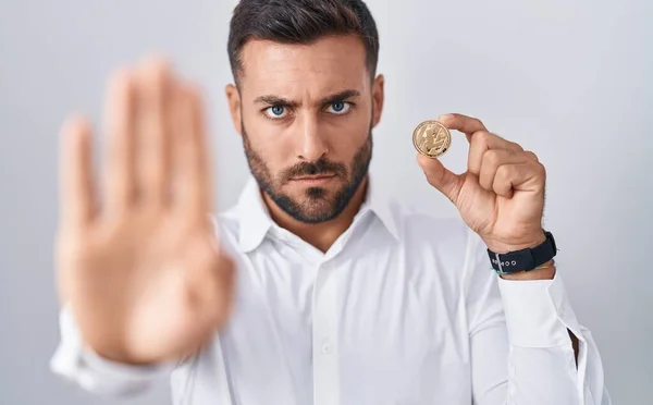 Schöner Hispanischer Mann Hält Litecoin Kryptowährungsmünze Mit Offener Hand Und — Stockfoto